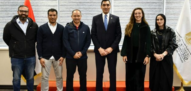 وزير الرياضة يستقبل وفد الاتحاد الدولي للريشة الطائرة لبحث استضافة بطولة العالم 2026
