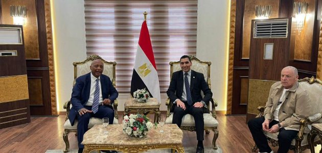 في حضور أبو ريدة..وزير الشباب والرياضة يستقبل رئيس الاتحاد الأفريقي لكرة القدم
