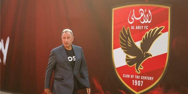 الخطيب يهنئ سيدات طائرة الأهلي بالرباعية المحلية والتتويج بدوري السوبر
