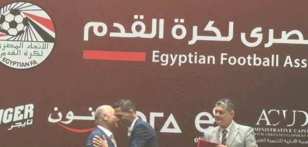 اتحاد الكرة يكرم محمود وفا ويمنحه الشارة الدولية – يلا لايف