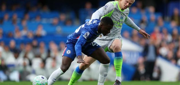 مانشستر سيتي يضرب تشيلسي بثلاثية في الدوري الإنجيزي ويواصل مطاردة آرسنال