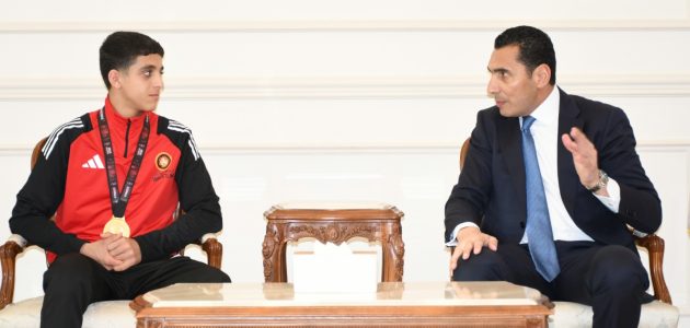 وزير الرياضة يستقبل “ترند الذهب” عبد الله حسونة بعد إنجازه القاري في المصارعة