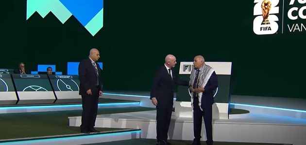 رئيس الاتحاد الفلسطيني يرفض مصافحة ممثل الكيان الصهيوني رغم تدخل إنفانتينو